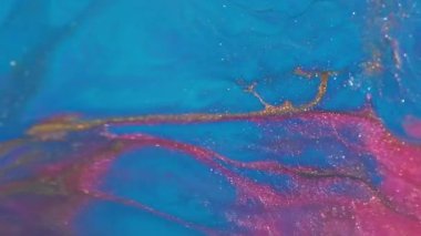 Akrilik dökülmesi. Mürekkep suyu. Odaklanmamış mavi pembe renkli simler soyut yaratıcı bokeh arkaplana yayılıyor..