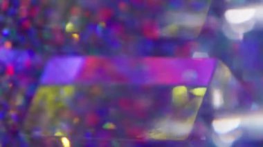 Kristal parıltı. Bokeh sanatı. Odaklanamayan mor yeşil renkli kaleydoskop soyut yaratıcı ışık arka planında daireler çiziyor..