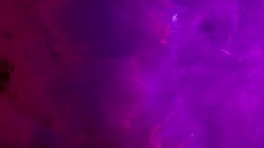 Boya sıçraması. Sanat sıvısı. Mor mor renkli, pırıl pırıl pembe akarsu mistik sularda karışıyor. Soyut neon akışı çözünmüş arkaplan.