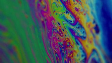 Dikey video. Bulanık boya karışımı. Psikedelik boya akışı. Çok renkli, sıvı, canlı dalga pigmenti arkaplanı. Soyut eğimli benzin sıvısı.