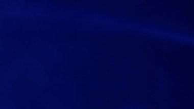 Sis bulutu. Su mürekkebi. Odaklanmamış mavi neon rengi duman buharı yuvarlak akrilik yaratıcı soyut sanat üzerine yayılıyor koyu siyah arka plan.