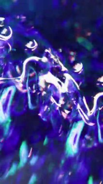 Dikey video. Parlak yansıma. Odaklanamayan parıltı. Pırıl pırıl parlayan parçacıklar mavi mor ışıklı bulanık bokeh ışıklı arka planda parlıyorlar..