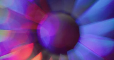 Bulanık ışık. Yuvarlak parıltı. Karanlık arka planda floresan renkli kaleydoskop ışınları. Holografik neon mor kristal küre.