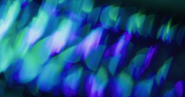 Floresan parlaklık bulanıklığı. Geleceğe yönelik bir işaret fişeği. Siyah arka planda mor mavi kaleydoskop kıvılcımları. Neon rengi soyut parlaklık.