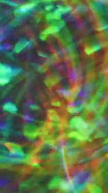 Dikey video. Kaleydoskop sanatı. Bulanık renkli. Görkemli yeşil turuncu optik mercek parlayan daireler Bokeh light arkaplanı açıyor.