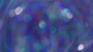 Bulanık, parlak bir parıltı. Bokeh ray. Odaklanamayan yeşil renkli parlak optik yuvarlak mercek alevi soyut koyu siyah arkaplanda hareket ediyor.