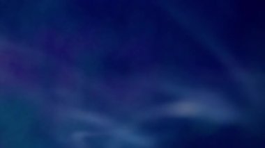 Sis akışı. Sis mürekkebi. Odaksız mavi neon renkli su dumanı akrilik buhar pigmenti koyu siyah sanat arka planına yayılıyor..