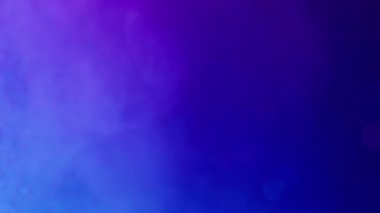 Floresan dumanı var. Köpüklü buhar. Akrilik su pullarındaki bulanık mavi neon boya soyut yaratıcı arka planda uçuyor..