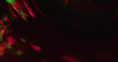 Girdap bulanıklığı. Yuvarlak parıltı. Siyah soyut arkaplanda kırmızı yeşil ışık çemberi akışı. Koyu boşlukta parlak renk flaş akışı.