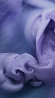 Dikey video. Parıldayan duman. Mürekkep sıçraması. Soyut arkaplanda büyüyen akrilik sıvı kimyasal sisli mor renkli parlak baloncuk.