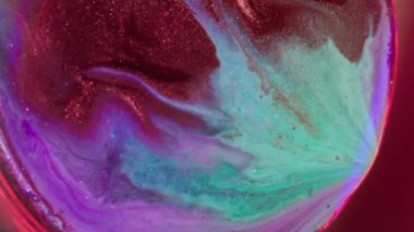 Parıldayan baloncuk. Pigment dökülmüş. Soyut yaratıcı arka planda yüzen parlak parlak neon damlacıklar..