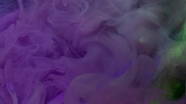 Duman karışımı. Parıltı akışı. Suyun soyut arkaplanına yayılmış mor boya kıvrımı. Mistik renk sanat spektrumu bulutun çözünmüş buharı.
