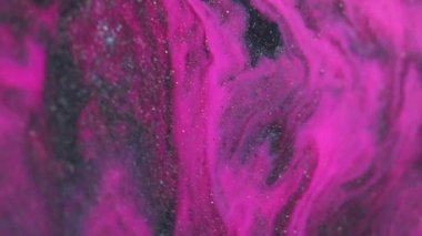 Mermer mürekkep dokusu. Parıldayan sıvı dökülmüş. Odaklanmamış neon mavisi siyah renkli akrilik emülsiyon damla akışı soyut sanat arka planı.