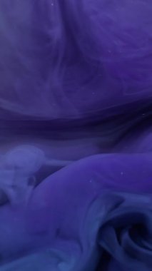 Dikey video. Parlak sıvı. Buhar sanatı. Suyun parlak dokusunda bulanık mor renk boya soyut arkaplanda yüzen kimyasal emülsiyon madde.