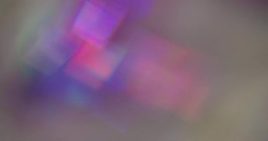 Bulanık renkli sızıntı. Dereceli yansıma. Bokeh kareleri ışıltılı cam prizması karışımı. Soyut odaklanmış neon parlaklık arkaplanı.