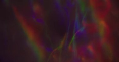 Dalgalı parıltı bulanıklığı. Neon sızıntısı. Siyah arka planda holografik kırmızı menekşe kristal yansıma parlaklığı. Renkli soyut kaleydoskop parıltısı.