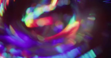 Bokeh kristal parıltısı. Dereceli yansıma. Koyu arkaplanda flüoresan renkli bir çember. Bulanık holografik neon parıltı optik etkisi.