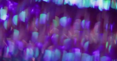 Prizma Bokeh lensleri. Kaçak aydınlatma. Neon rengi fraktal parıldayan kaleydoskop dönüşü. Mor kırmızı yeşil soyut bulanık arkaplan.