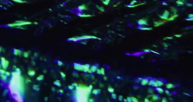 Parıltı söndü. Kristal titreşimli. Yeşil mavi, pürüzlü, parlak desenli, dönen akıntı. Siyah arkaplanda soyut ışıltı.