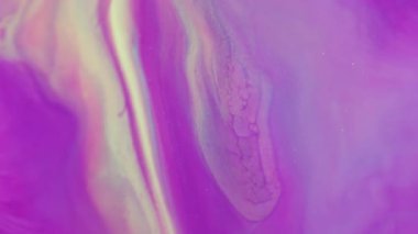 Akış emülsiyonu. Boya sıvısı. Soyut yaratıcı arkaplanda sönük mor mavi renkli ışıltılı su pigmenti.