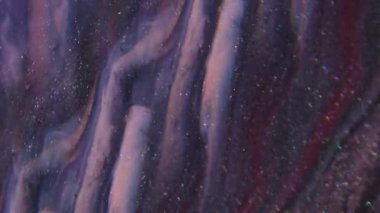 Parıldayan sıvı. Sıvı doku. Odaklanmamış pembe kırmızı renk soyut yaratıcı sanat arka planında yüzen koyu siyah mürekkep parçacıkları sıçratır.