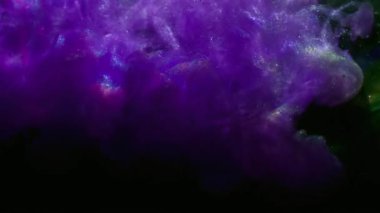 Mürekkep girdabı. Parıltı akıyor. Mor menekşe rengi patlama parıldayan sıvı bulut karışımı. Mistik koyu bulanık soyut sıvı neon gökkuşağı ışık arkaplanı.