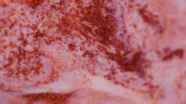 Parlak boya dökülmüş. Parıldayan sıvı dalga. Odaklanmamış turuncu beyaz renk parıldayan akrilik doku akışı soyut sanat arkaplanı.