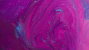 Boya sıvısı karışımı. Akan mürekkep. Odaklanmamış mor mavi renk kimyasal parçacık suyu soyut yaratıcı arka planda yüzdürüyor.