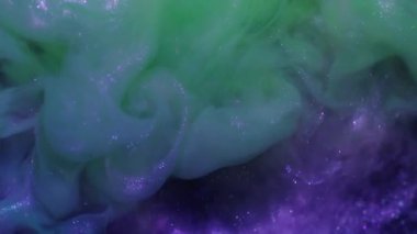 Buhar karışımı. Arkaplanı boya. Söndürülmüş sarı neon rengi duman, su altı parıltısı, parlak soyutlama üzerine yayılan sıvı..