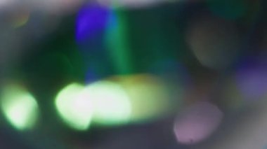 Göz kamaştırıcı. Bokeh ışını. Odaklanamayan sarı turuncu renkli parlak mercek soyut koyu siyah arkaplanda daireler çiziyor..