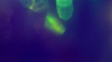 Odaklanmamış aydınlatma örtüsü. İşaret fişeği. Gece pırıltısı parlaklığı. Renkli parıltı. Neon flaş spektrum yansıması soyut arkaplan.