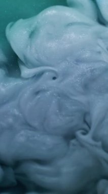 Dikey video. Sis dokusu. Mürekkep suyu. Odaklanmamış mor renk buharı kimyasal madde sıvı dalga akışı soyut sanat arka planında yüzüyor.