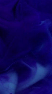 Dikey video. Arkaplanı boya. Renk dumanı. Bulanık mavi su sisi kimyasal emülsiyon dalgası nemli doku akrilik akış sanat soyutlamasına yayılıyor.