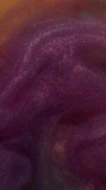 Dikey video. Parıldayan duman. Mürekkep sıçraması. Soyut arkaplanda yüzen su kimyasalı sisli mor turuncu renkli parlak boya..