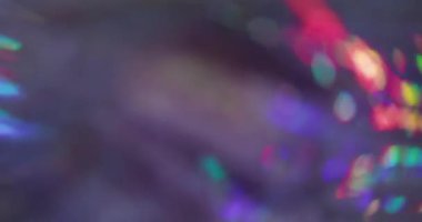 Görüntü disko sızıntısı. Dereceli yansıma. Yuvarlak cam prizmada Bokeh renkli ışıltı karışımı. Soyut aydınlatma neon parıltısı arkaplanı.