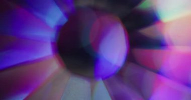 Girdap bulanıklığı. Parlak portal. Siyah soyut arkaplanda mor kırmızı yeşil ışık çemberi akışı. Karanlıkta parlak renk flaş akışı.