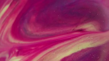 Parıltı sıçraması. Sıvı doku. Soyut akrilik arkaplan üzerine yayılan, pembemsi mor renkli su akışı parçacıkları.