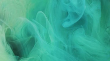 Renkli duman bulutu. Boya karışımı. Odaklanamayan cyan mavisi yeşil su sisi yüzen dokuda soyut sanat arkaplanı.