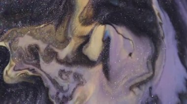 Boya dökümü. Pigment dokusu. Odaklanmamış mor altın rengi sıvı ışıl ışıl kara lekeler soyut sanat arka planına yayılıyor..