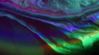 Floresan boya karışımı. Akan mürekkep. Soyut neon ışık arkaplanındaki sönük mavi, sarı, gökkuşağı rengi, mor, kırmızı, ışıl ışıl su..