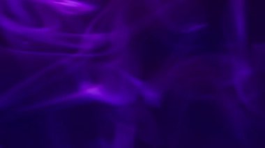 Neon kıvrımlı sanat. Mürekkep sisi. Odaklanmamış mavi duman bulutu akrilik sis dokusu soyut koyu siyah yaratıcı arka planda yüzüyor.