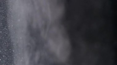 Sis dumanı. Boya dumanı. Odaklanmamış mor renkli su buharı sıvı doku soyut buhar üzerine yayılan yaratıcı parçacıklar koyu siyah arka plan.