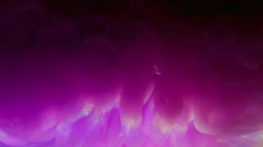 Parlak karışım. Odaklanamayan akış. Pembe mor patlama fırtına dalgası bulanık renk karışımı. Neon parıltısı karanlık su arka planında yayılıyor.