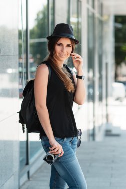 Öğrenci aynasızlar dijital fotoğraf makinesi ile seyahat