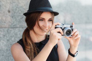 gülümseyen kız fotoğrafları dijital kamera ile.