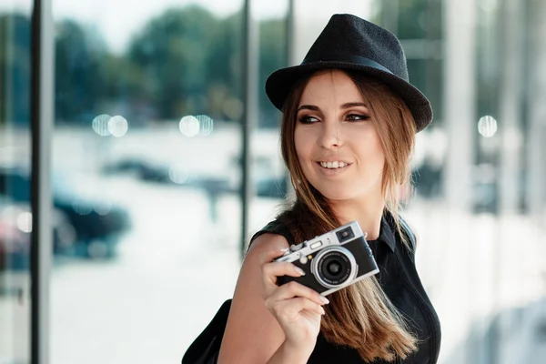 La ragazza con la fotocamera digitale mirrorless . — Foto Stock