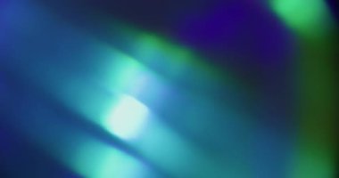 Odaklanamayan parıltı. Ray sızıntısı. Mavi yeşil renkli neon parlak desen aydınlatmalı dönüş akışı soyut sanat çizgisi koyu arkaplanda parıldıyor.