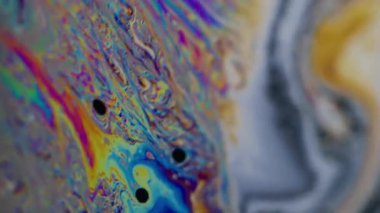 Dikey video. Odaklanmamış boya karışımı. Sabun renkli kaos. Canlı dalgalı kıvrım sıvısı. Fantezi gradyan kontrastı karışık benzin yüzen soyut arkaplan.