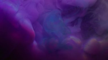 Renkli mürekkep. Parlak karışım. Mavi mor menekşe patlaması parıldayan sıvı bulut karışımı. Gizemli koyu bulanık soyut sıvı doku arkaplanı.