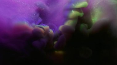 Boya karışımı. Parıltı dalgası. Mor menekşe yeşili duman, ışıldayan soyut ışına yayılmış. Siyah arkaplan gökkuşağı dumanı.